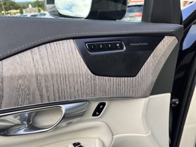 2023 Volvo XC90 Recharge T8 Ultimate Dark Theme