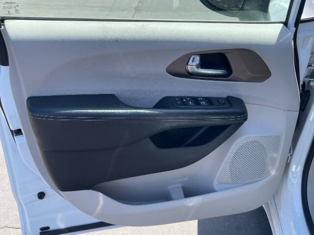 2022 Chrysler Voyager LX