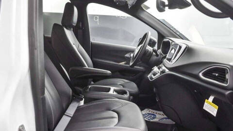 2025 Chrysler Voyager LX