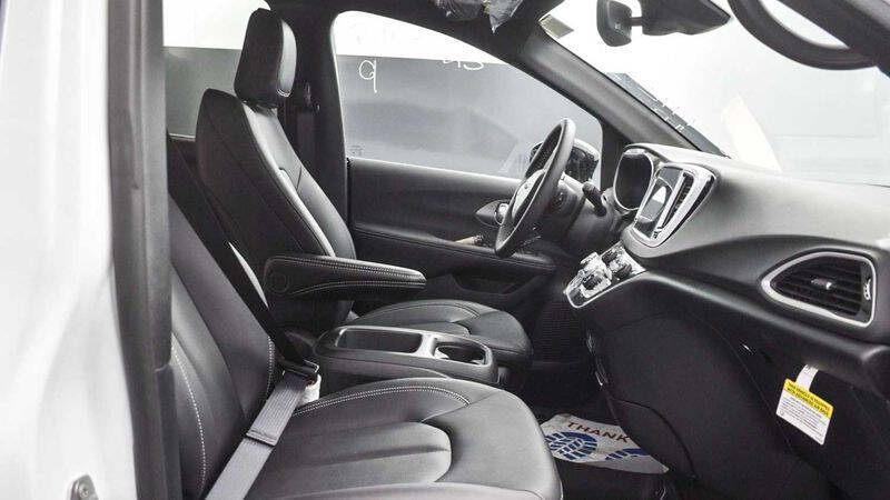 2025 Chrysler Voyager LX