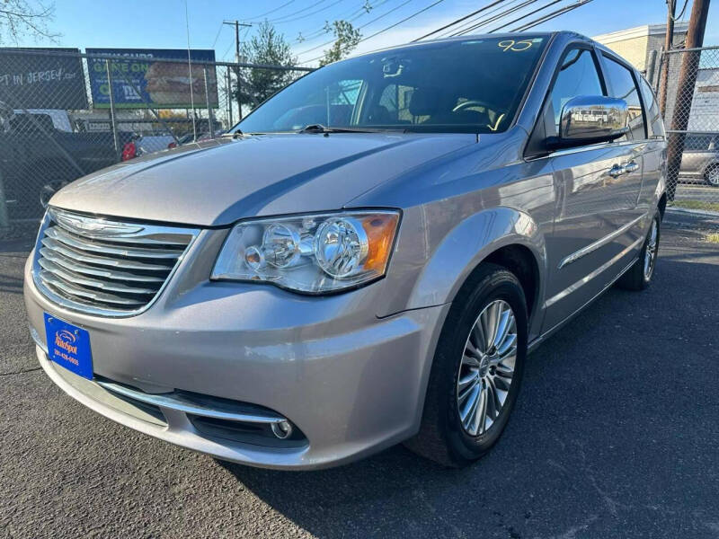 2008 chrysler town & best sale country touring minivan 4d