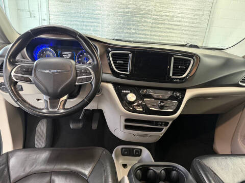 2017 Chrysler Pacifica Touring-L