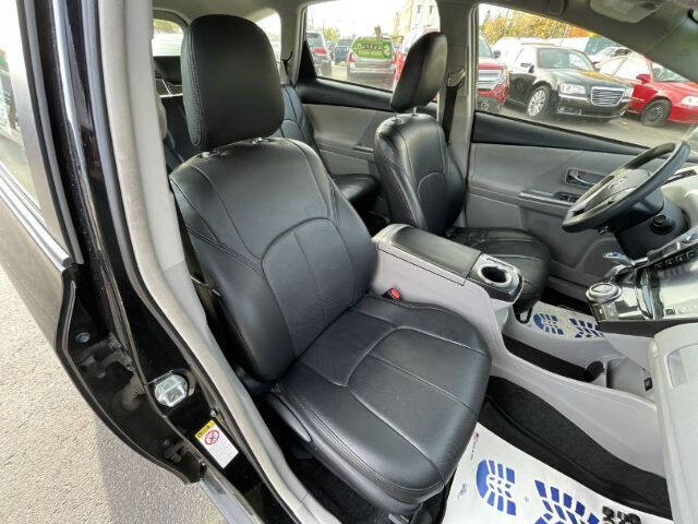 2017 Toyota Prius v Five