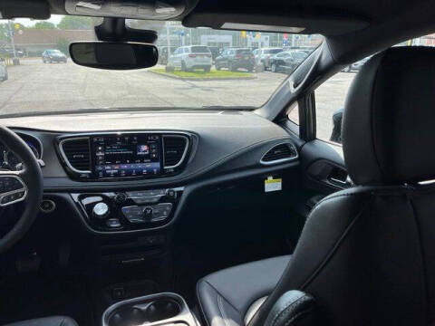 2027 Chrysler Pacifica Select