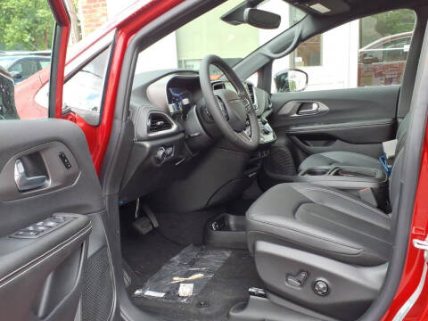 2027 Chrysler Pacifica Select