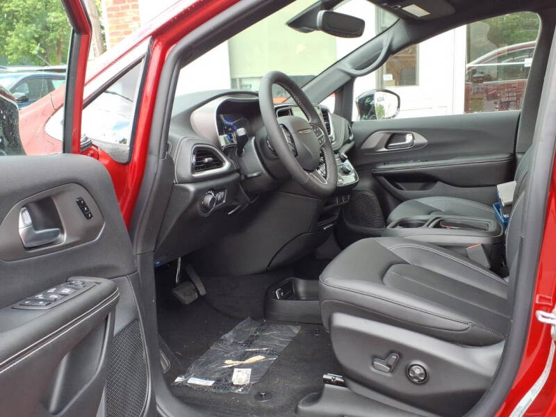 2027 Chrysler Pacifica Select