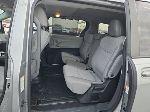 2022 Toyota Sienna LE 8-Passenger