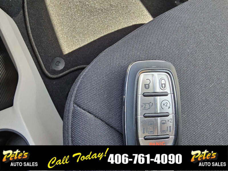 2022 Chrysler Voyager LX