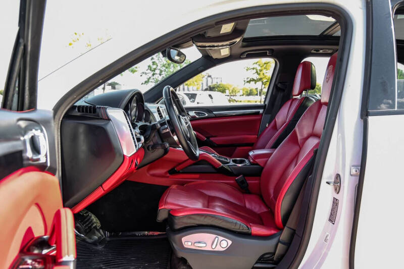 2017 Porsche Cayenne Platinum Edition