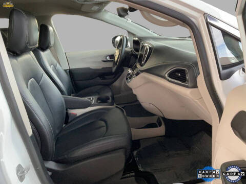 2024 Chrysler Pacifica Plug-In Hybrid Select