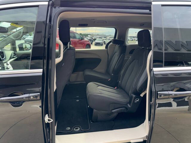 2023 Chrysler Voyager LX