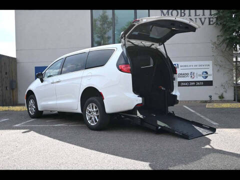 2025 Chrysler Voyager LX