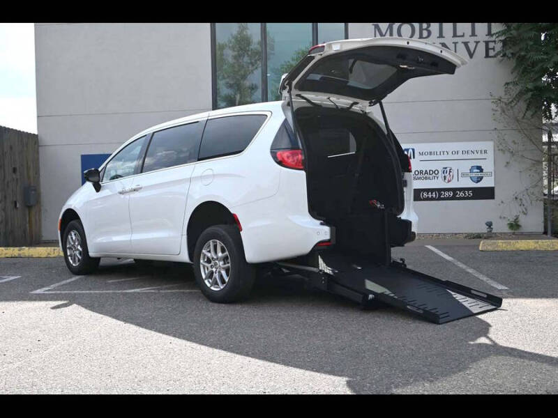 2025 Chrysler Voyager LX