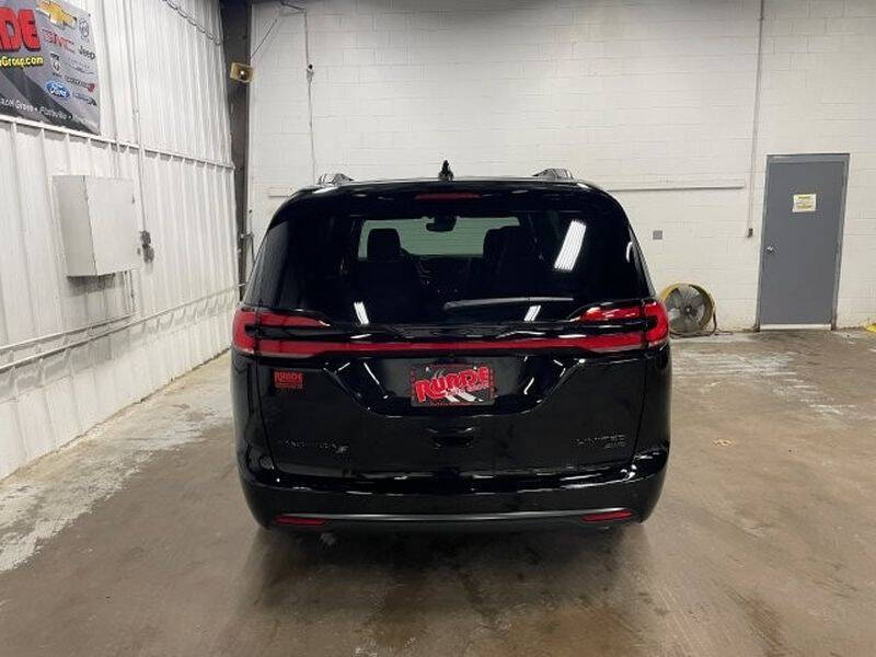 2027 Chrysler Pacifica Limited