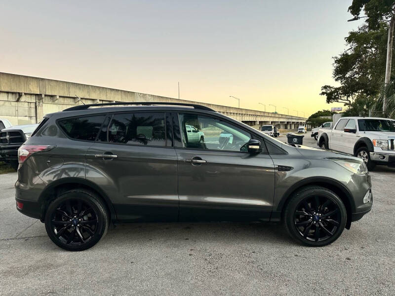 2017 Ford Escape null photo 8