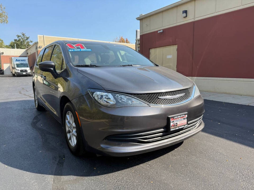 2017 Chrysler Pacifica for sale at Deals & Trades in Aurora, IL