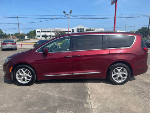 2017 Chrysler Pacifica Touring-L Plus