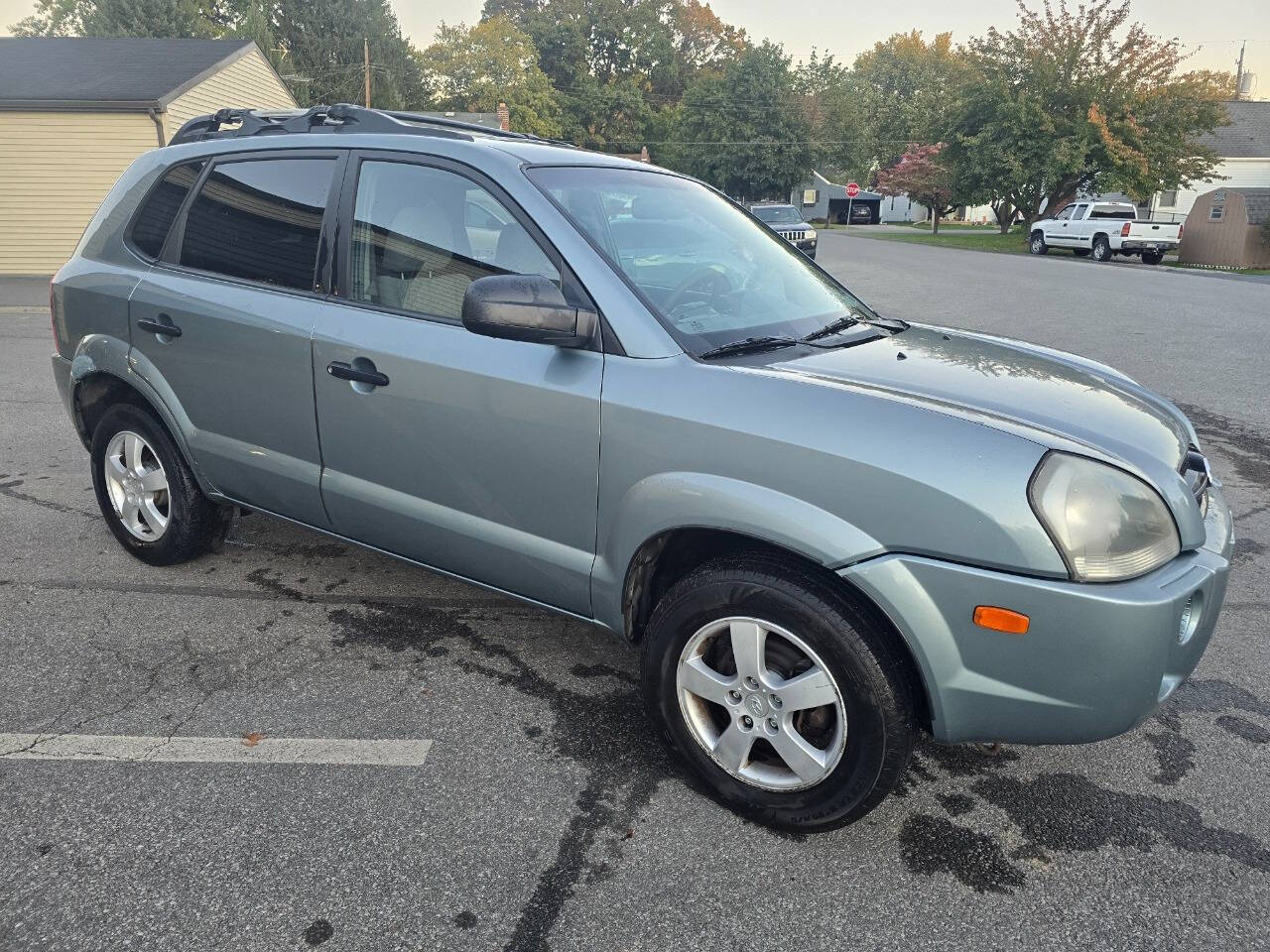 2005 Hyundai TUCSON for sale at QUEENSGATE AUTO SALES in York, PA