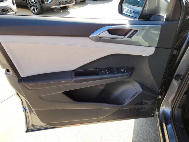 2025 Volkswagen Taos SEL 4Motion