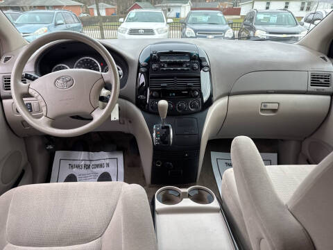 2005 Toyota Sienna LE 8 Passenger