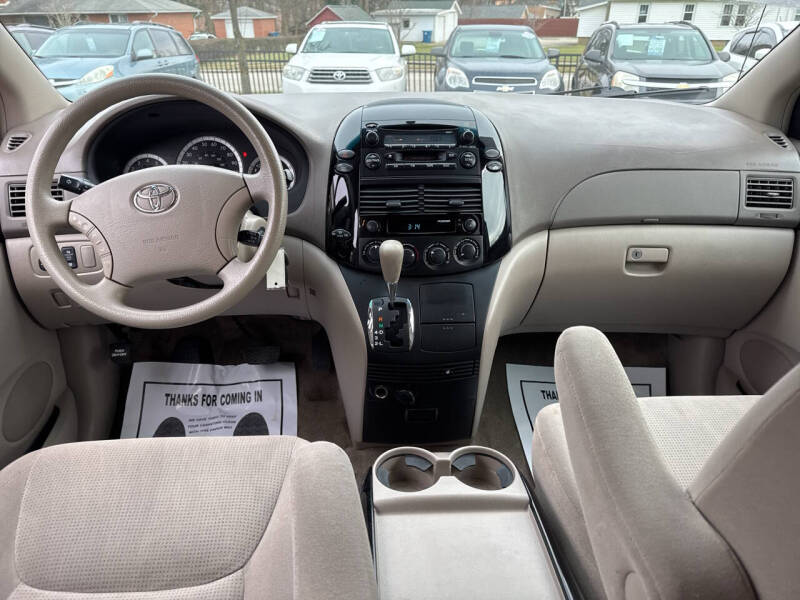 2005 Toyota Sienna LE 8 Passenger