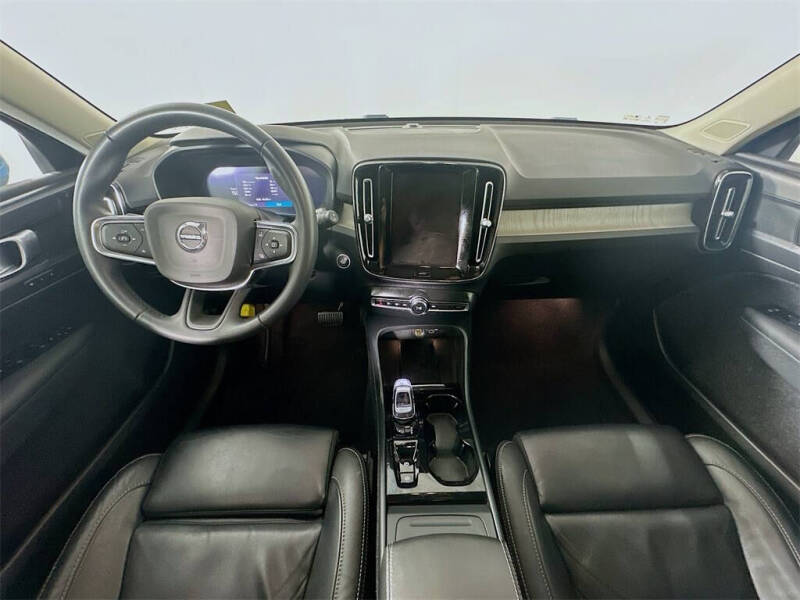 2023 Volvo XC40 B4 Plus Bright Theme