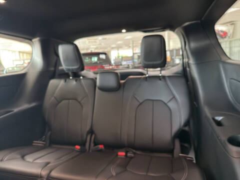 2027 Chrysler Pacifica Select
