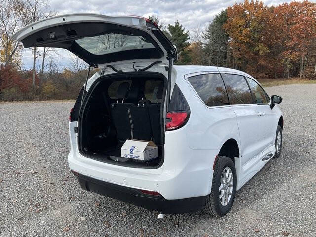 2024 Chrysler Pacifica Touring