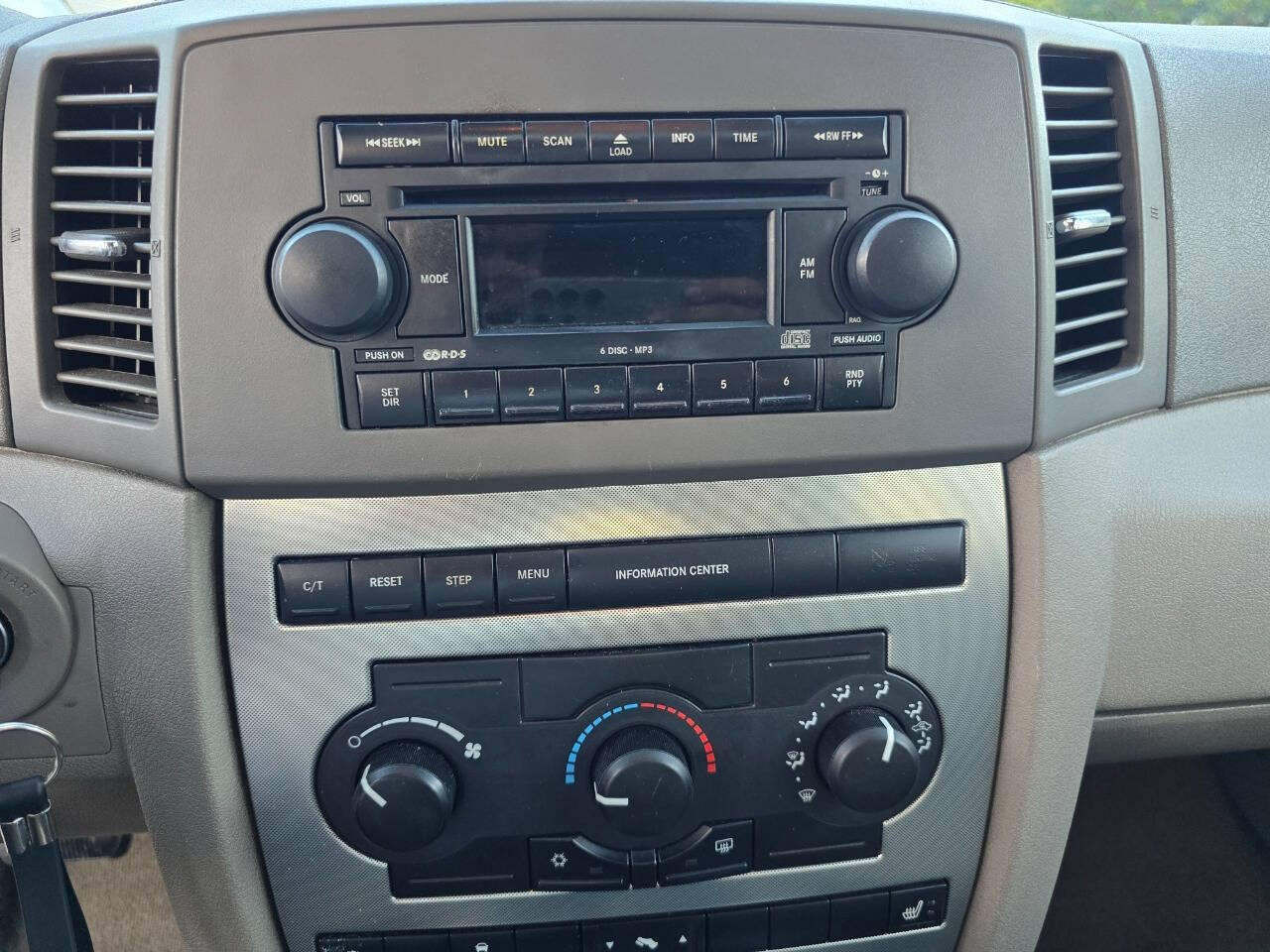 2005 Jeep Grand Cherokee for sale at QUEENSGATE AUTO SALES in York, PA