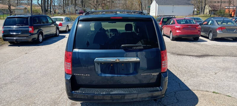 2009 Chrysler Town & Country Touring photo 2