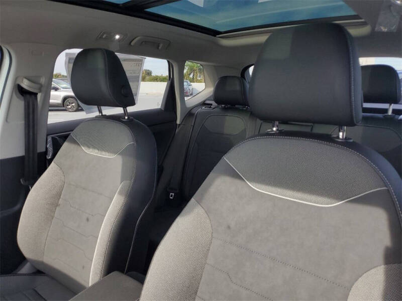 2025 Volkswagen Taos SE Black