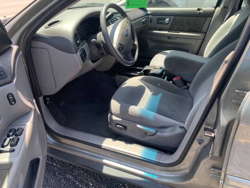 2003 Ford Taurus SE