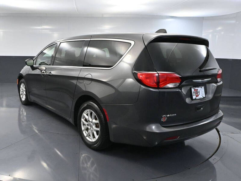 2022 Chrysler Voyager LX