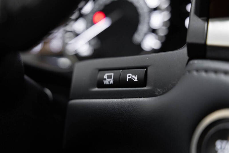 2021 Lexus LX 570 Three-Row