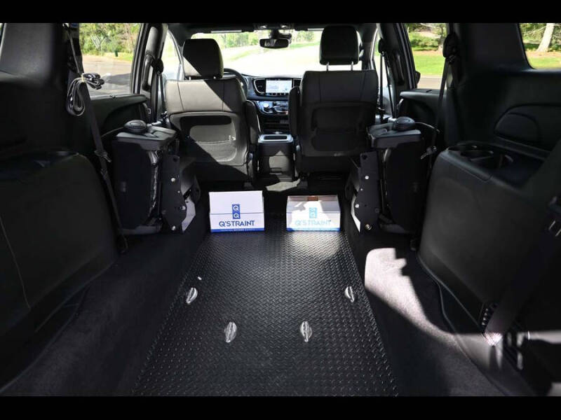 2025 Chrysler Voyager LX