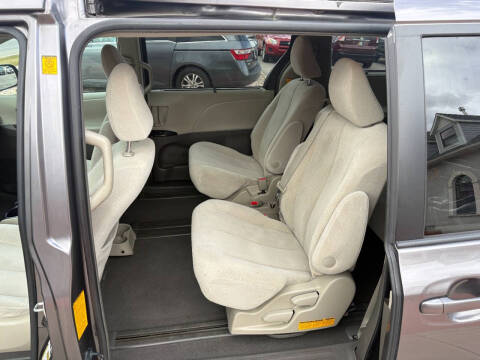 2011 Toyota Sienna LE 8-Passenger