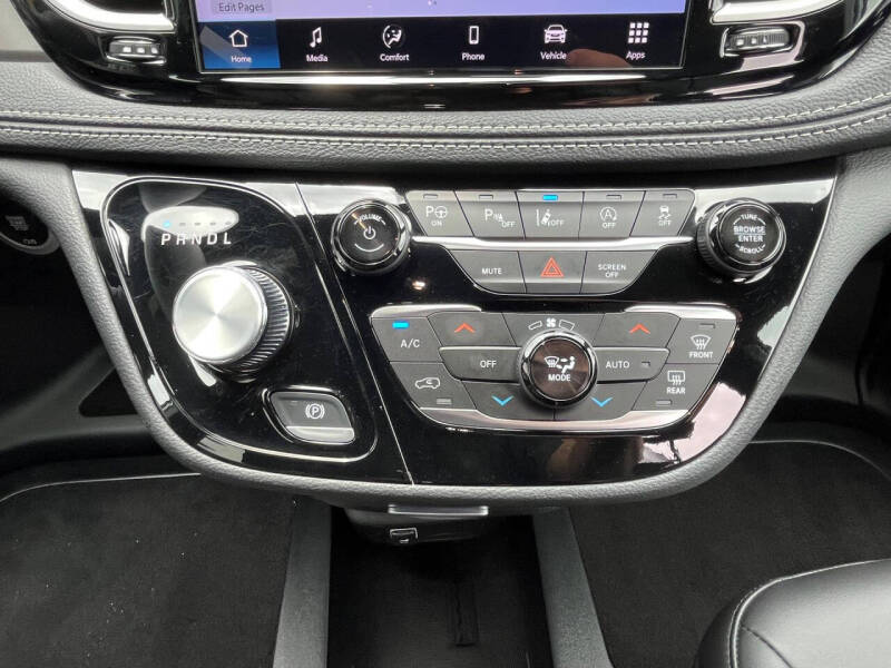 2025 Chrysler Pacifica Select