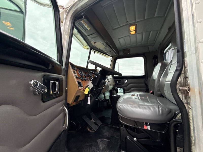2009 Peterbilt 330