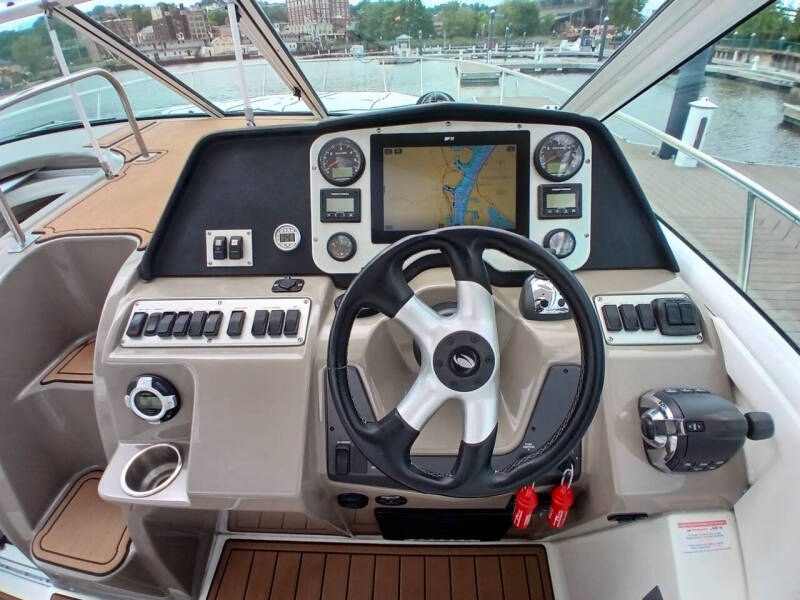 2012 Cruisers Yachts 380 Express