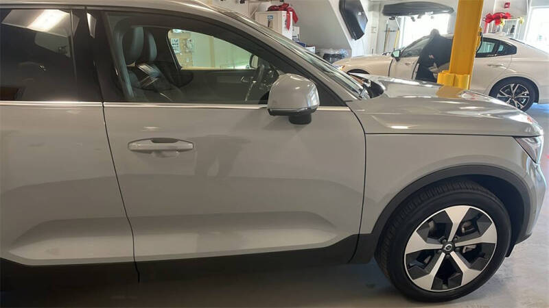 2025 Volvo XC40 B5 Plus Bright Theme