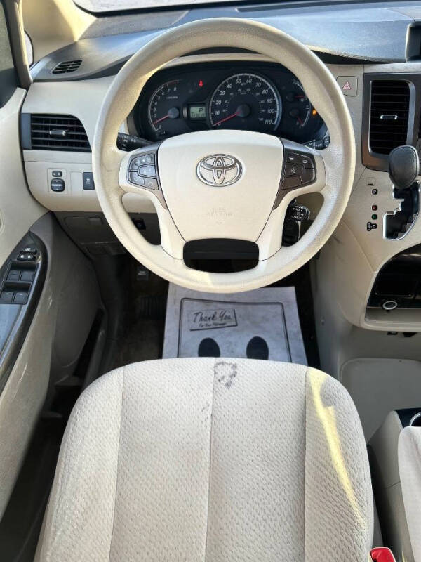 2013 Toyota Sienna LE 8-Passenger