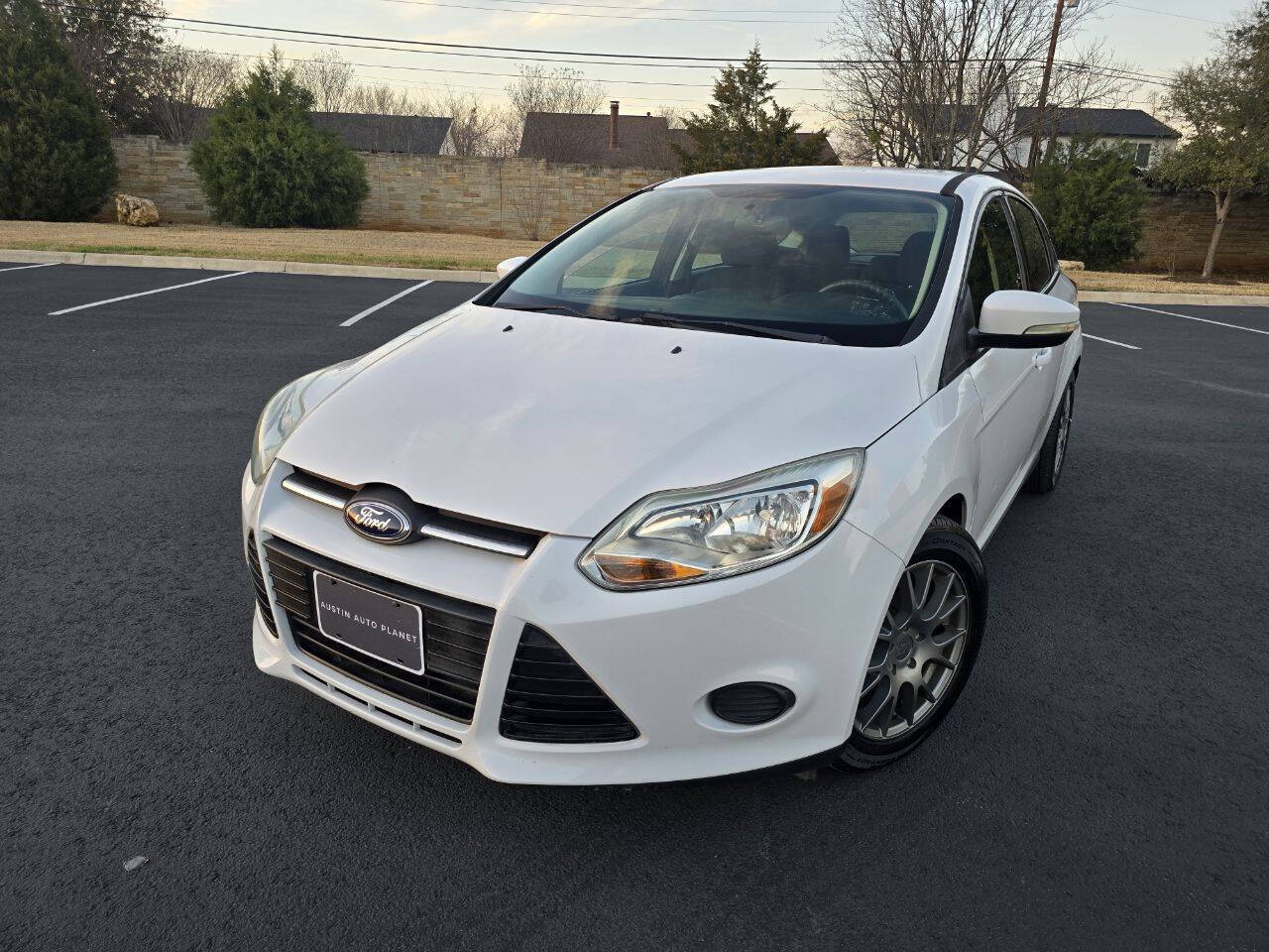 White 2014 Ford Focus SE SE 4dr Hatchback 1