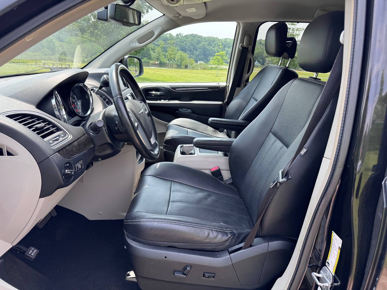 2014 Chrysler Town and Country 4