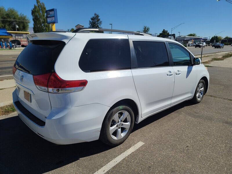 2013 Toyota Sienna LE 8-Passenger