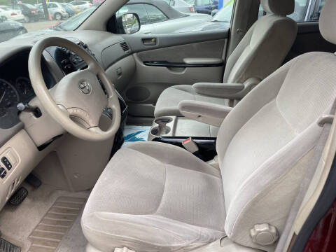 2004 Toyota Sienna LE 8 Passenger
