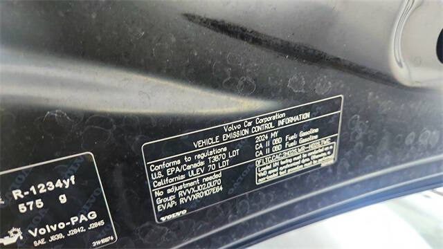 2024 Volvo XC40 B5 Plus Dark Theme