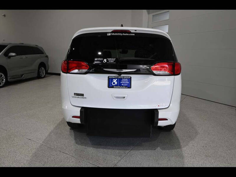 2024 Chrysler Voyager LX