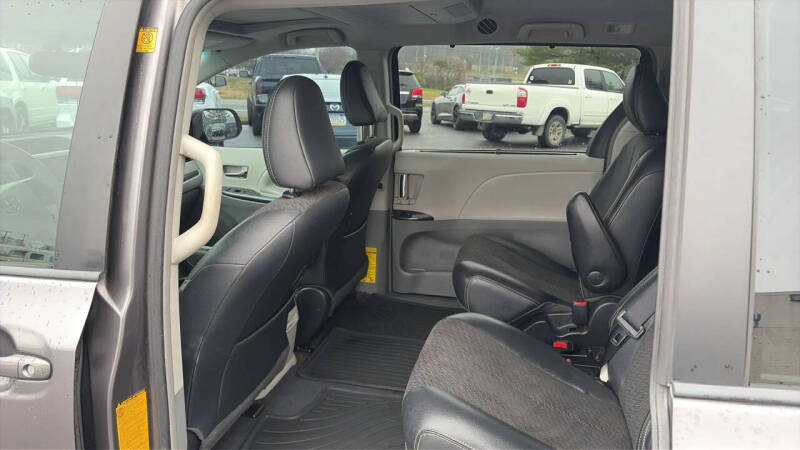 2012 Toyota Sienna SE 8-Passenger