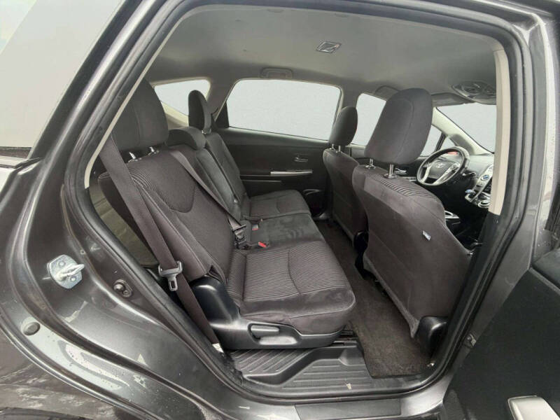 2017 Toyota Prius v Five