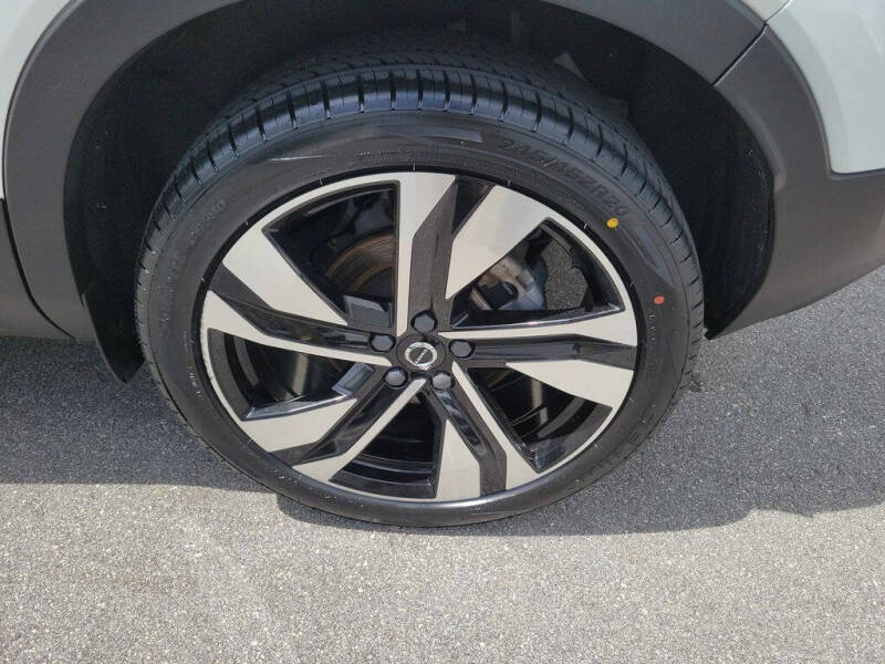 2023 Volvo XC40 B5 Plus Bright Theme